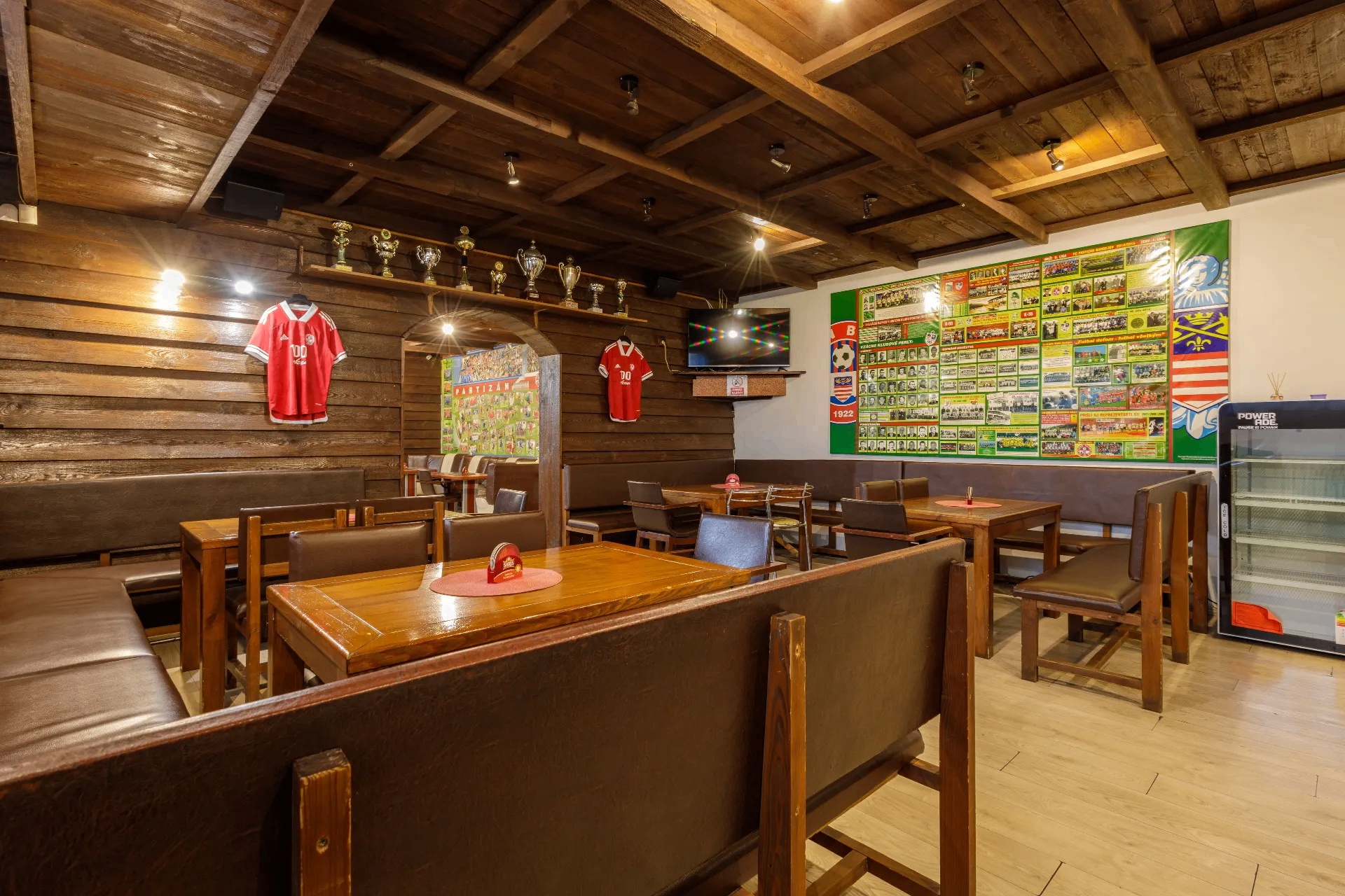 Posedenie SPORTBaru s klubovou atmosférou a dresmi na stenách